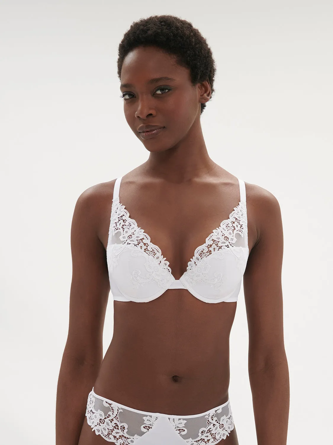 Saga Triangle Contour - White