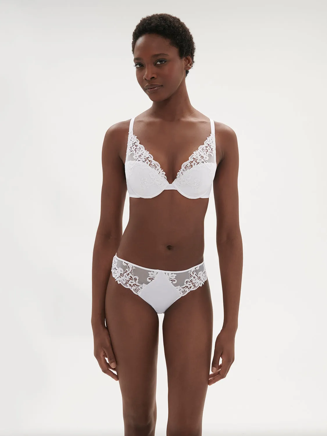 Saga Triangle Contour - White
