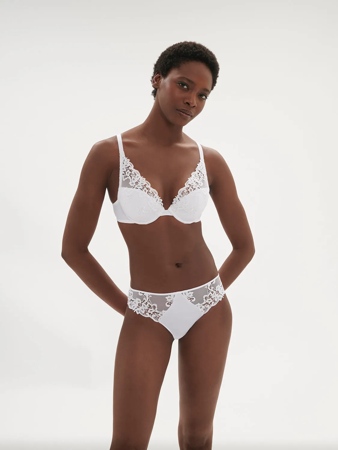 Saga Triangle Contour - White